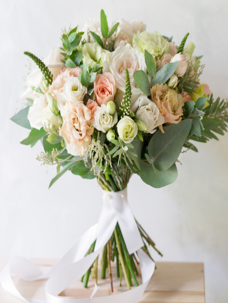 bloemenabonnement boeket met witte en roze rozen.