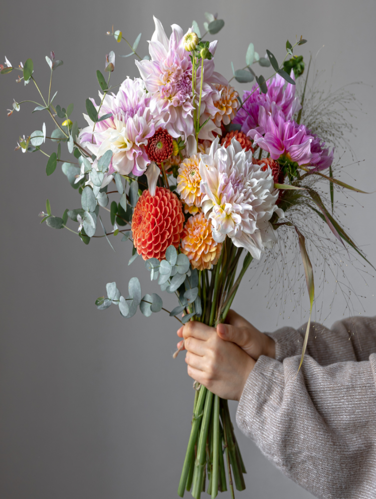 Kleurrijk klein boeket geleverd aan huis door bloemist Fran Flowers uit Merksplas.